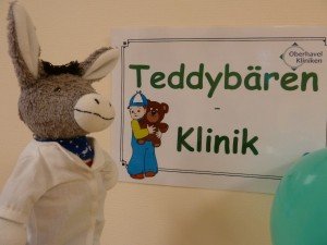 Puppenklinik (Bärenklinikschild für Tagesgesch