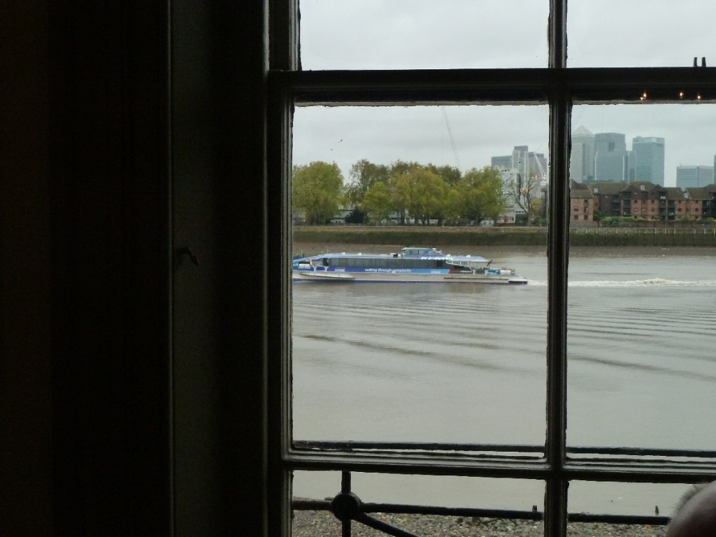 Pub vor dem Fenster die Themse
