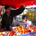 Susis Freund auf dem Markt er liebt die Mandarinen