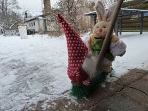 24.1.14 WichtelTürstopper beim Schneefegen